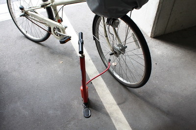 　自転車の空気入れ